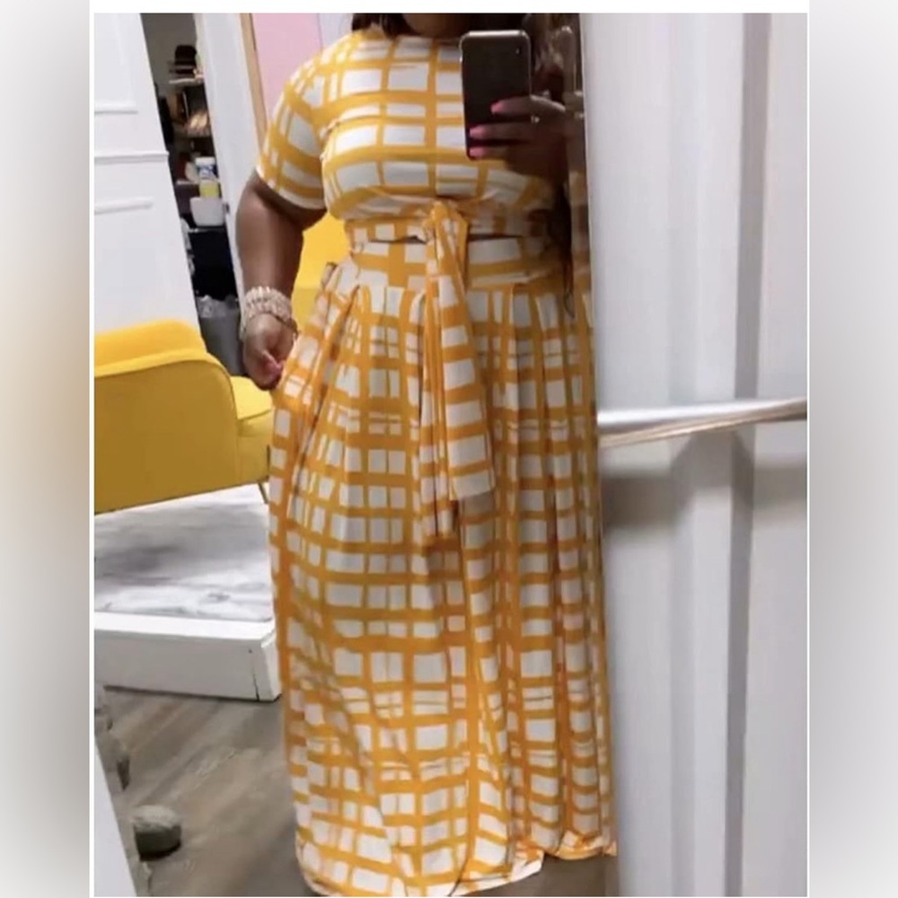 This is a beautiful crop top maxi skirt set! Never worn…